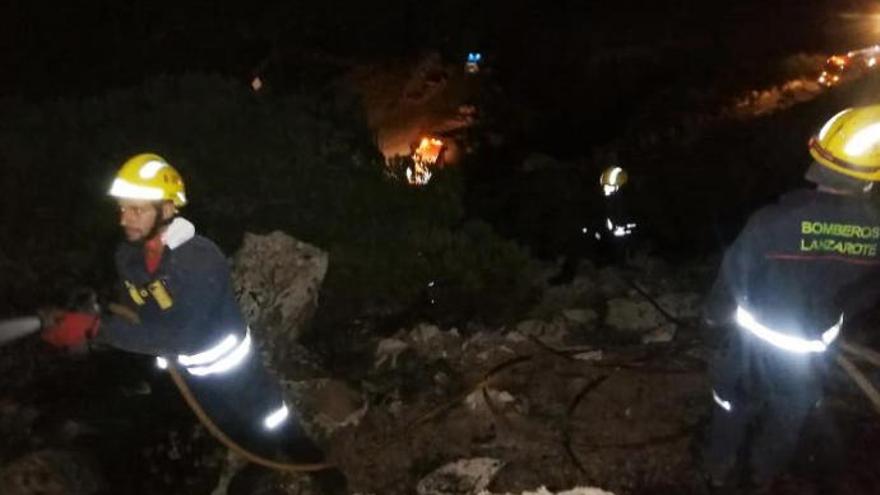 Bomberos del Consorcio de Emergencias de Lanzarote, anoche, durante las labores de extinción del incendio en el Barranco de Elvira Sánchez.