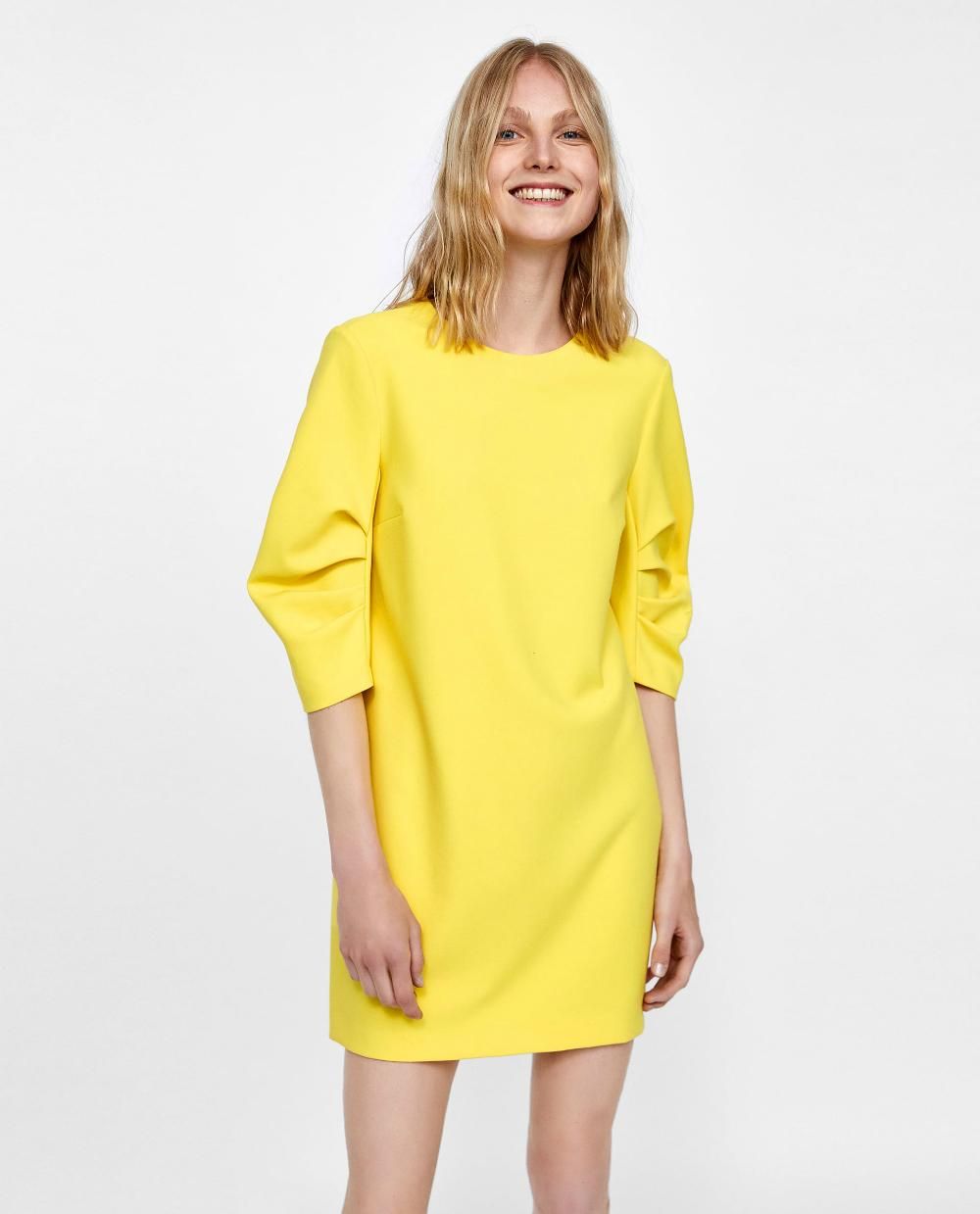 Vestido con manga plegada, de Zara