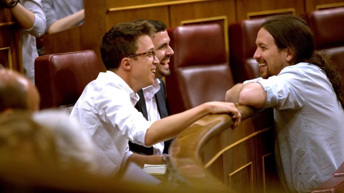 Pablo Iglesias conversa con Íñigo Errejón y Alberto Garzón en el hemiciclo.