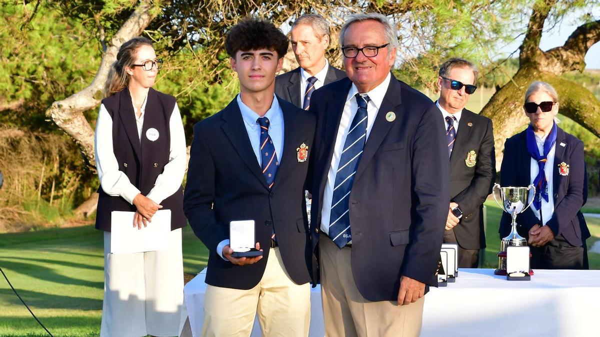 Jorge de la Riva, a la izquierda, recibe la medalla de plata en el Europeo