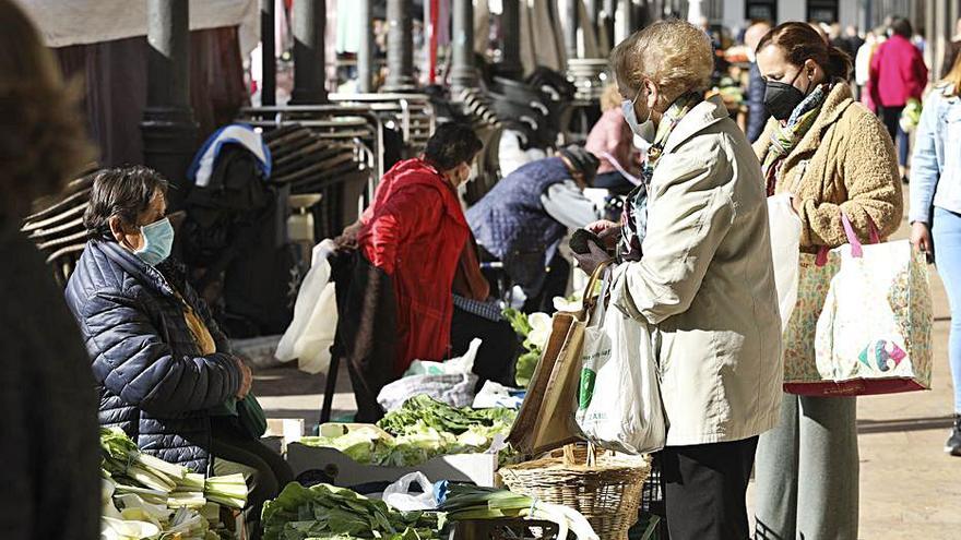 Puestos en el mercado de Avilés. | Irma Collín