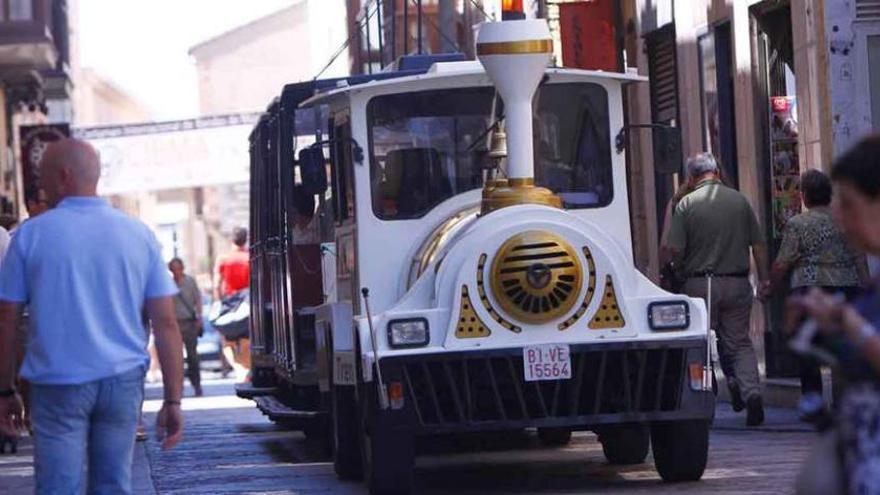 El tren circula por el centro de la ciudad.