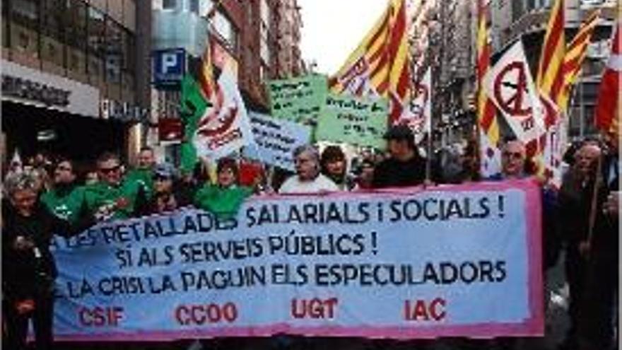 Els funcionaris van protestar, ahir a Lleida, contra les retallades.