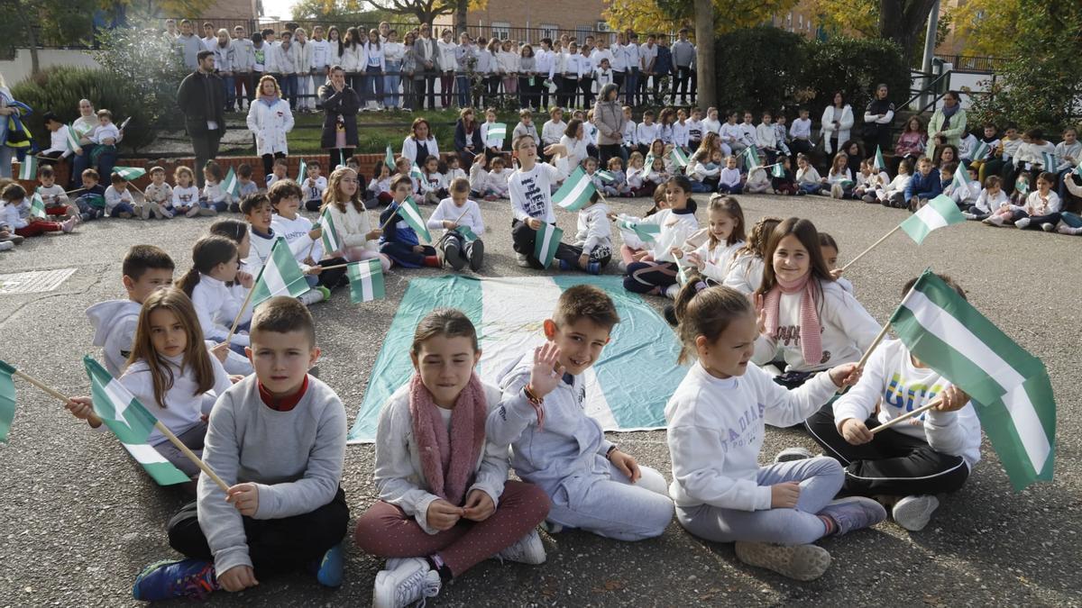 Celebración en el patio del colegio Juan de Mena del Día de la Bandera Andaluza.