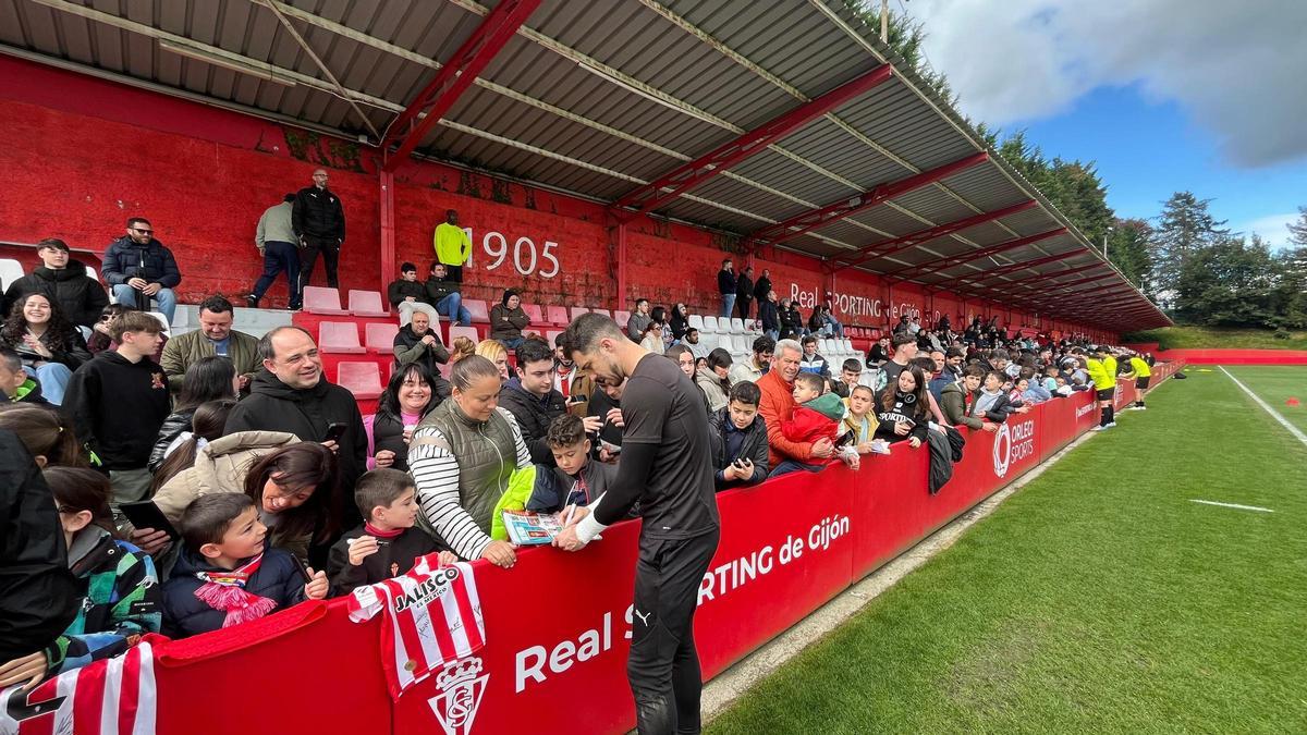 Aficionados y jugadores durante el entrenamiento