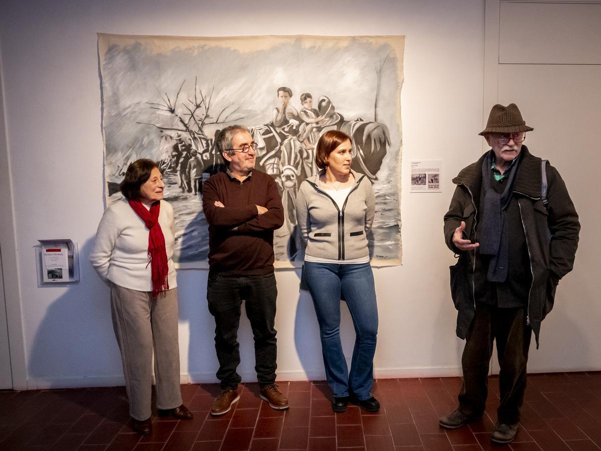 L'artista Diana Dowek, el director del Mume Miquel Aguirre, l'alcaldessa de la Jonquera, Míriam Lanero, i el marit de l'artista, durant la inauguració de l'exposició al Mume, dissabte passat..