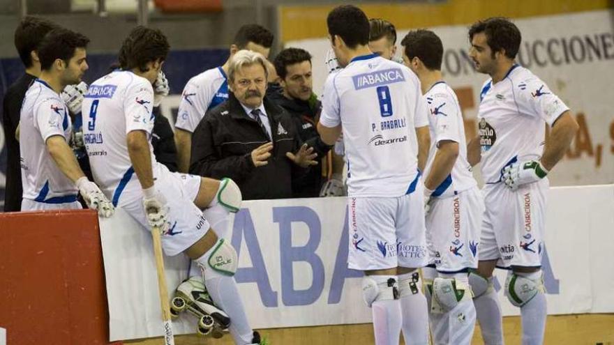 Indicaciones de Carlos Gil durante un tiempo muerto del partido contra el Vendrell.