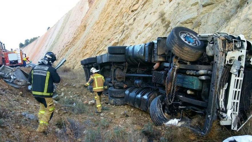 Fallece un camionero al salirse de la vía y chocarse contra un talud en la A-2 entre  Alhama de Aragón y Cetina