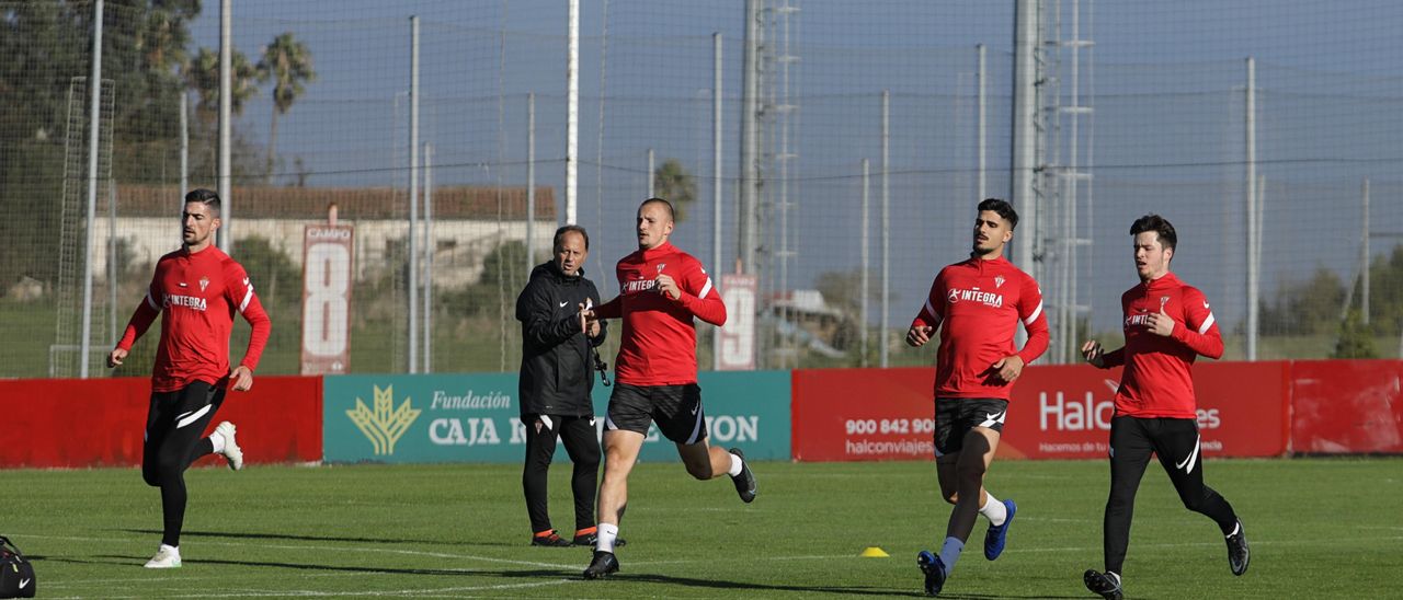 Jugadores del Sporting en el entrenamiento en Mareo tras la derrota en El Molinón frente a la Real Sociedad B