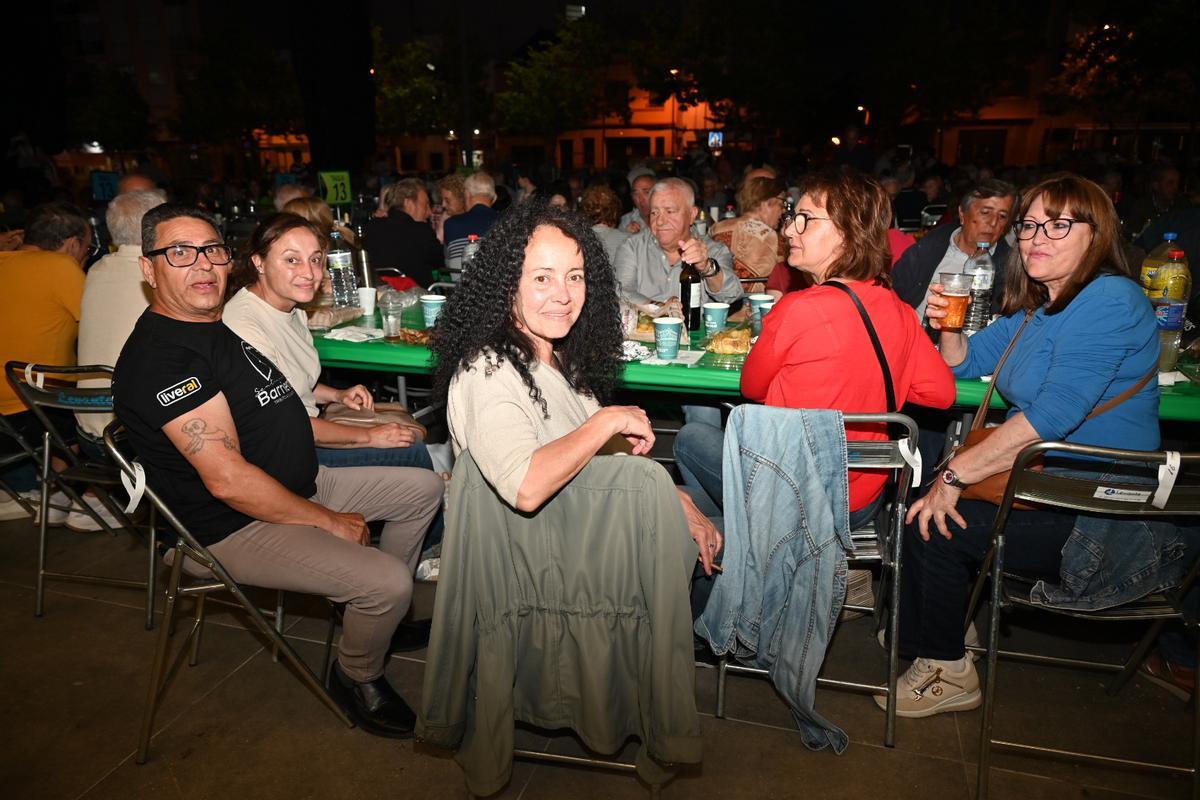 Fotogalería I La plaza del Estadio de la Cerámica, a rebosar en la macrocena de veinos de Sant Pasqual Fotogalería I La plaza del Estadio de la Cerámica, a rebosar en la macrocena de veinos de Sant Pasqual