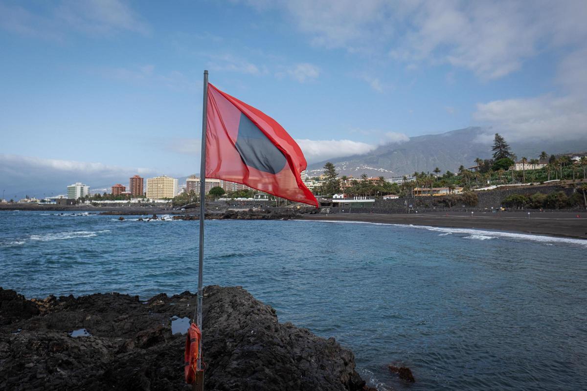 Bandera roja de prohibido bañarse en la anterior ocasión en la que se cerró Playa Jardín en 2024.