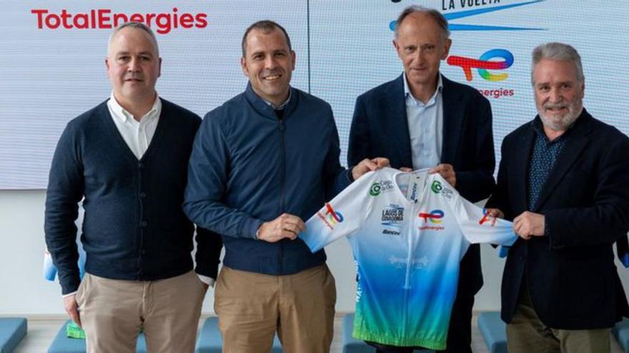 Por la izquierda, Sergio Piquero, del Club Ciclista Navastur; José Manuel González, alcalde de Cangas de Onís; Javier Sáenz de Jubera, de TotalEnergies; y José Antonio Díaz, presidente de la Federación Asturiana.