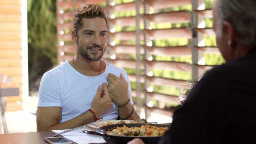 David Bisbal prepara una paella junto a Bertín Osborne en ´Mi casa es la tuya´