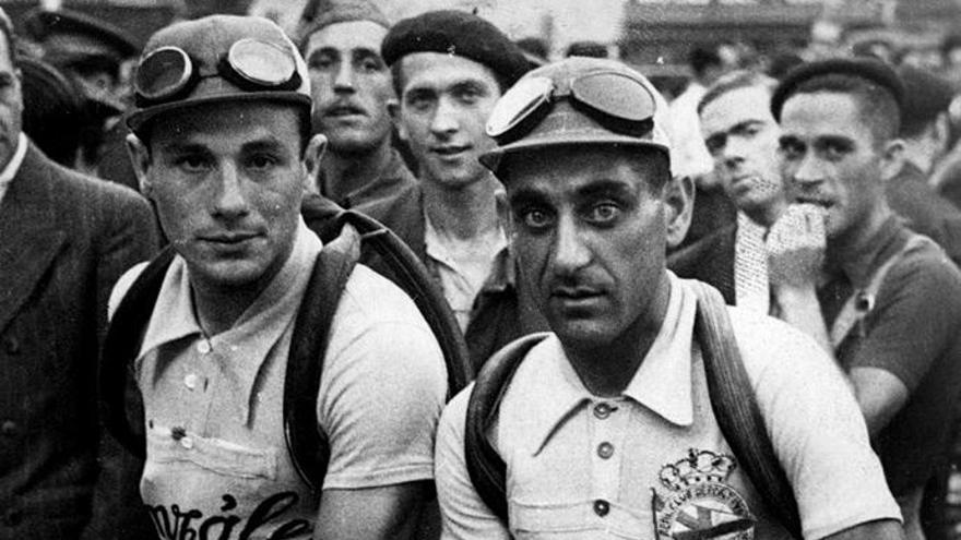 Delio Rodríguez y Julián Berrendero posan con el maillot del Dépor en la Vuelta de 1942.