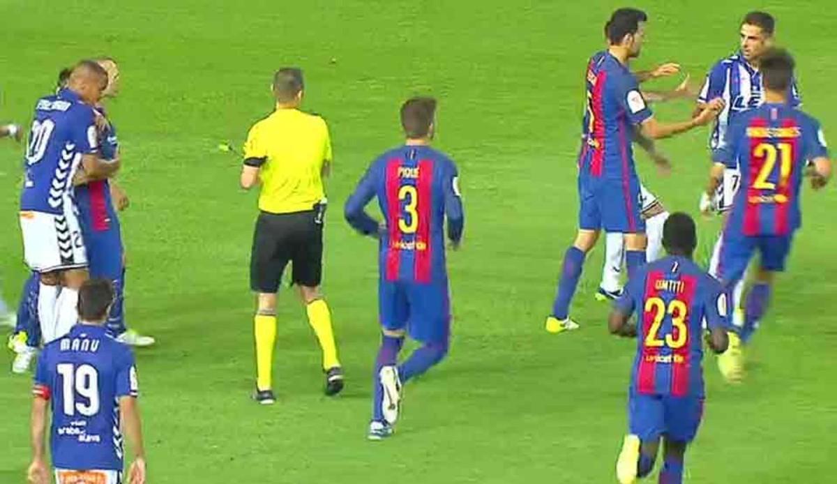 Los compañeros tuvieron que retener a Messi y Sobrino