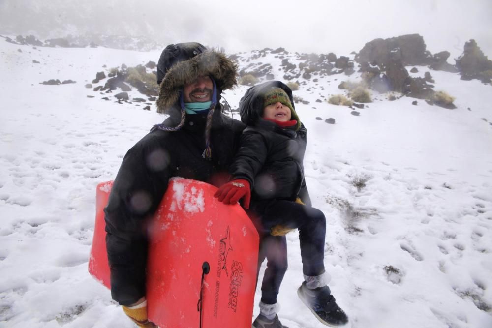 Miles de personas disfrutaron e inmortalizaron la nevada en el Teide