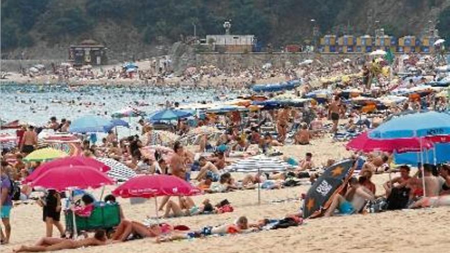 Per superar la calor molts turistes i veïns de Lloret van anar a la platja a refrescar-se.
