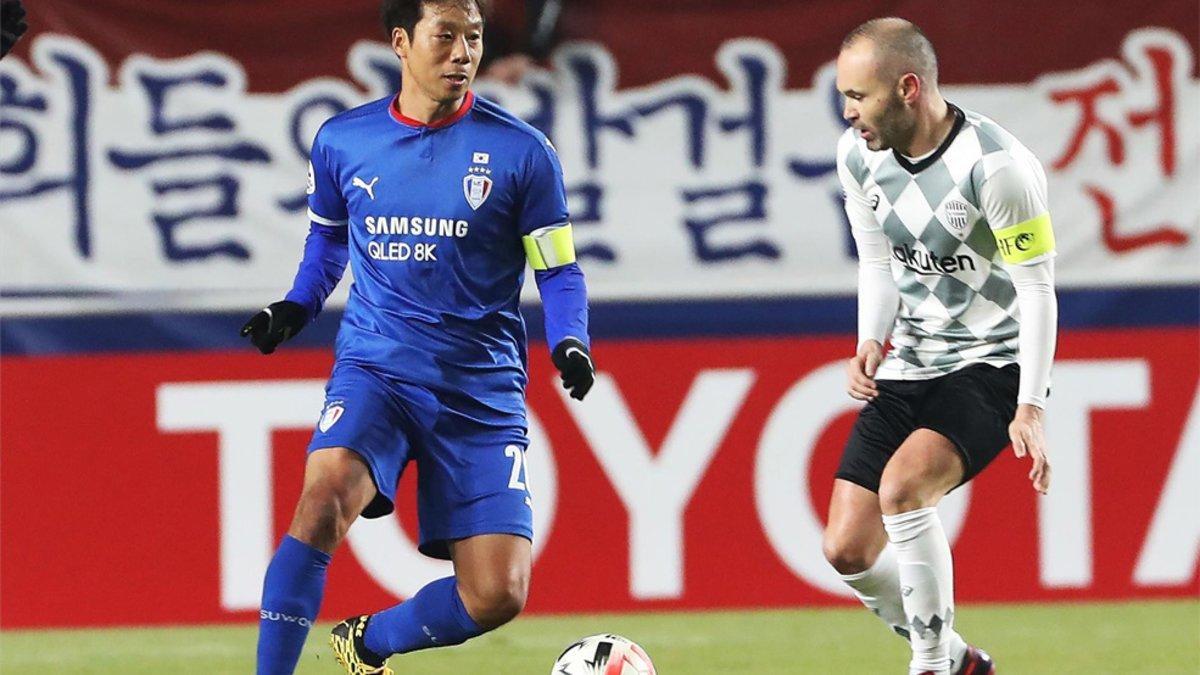 Andrés Iniesta (derecha), durante un partido del Vissel Kobe japonés