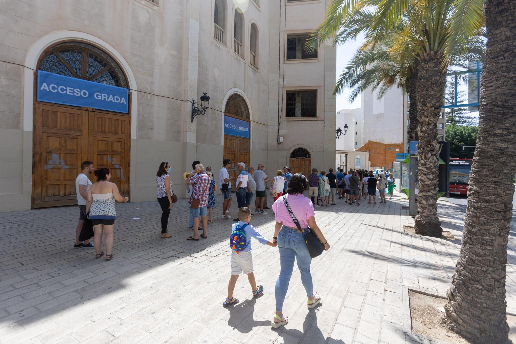 Colas para comprar entradas de la Feria taurina en la plaza de toros de Alicante