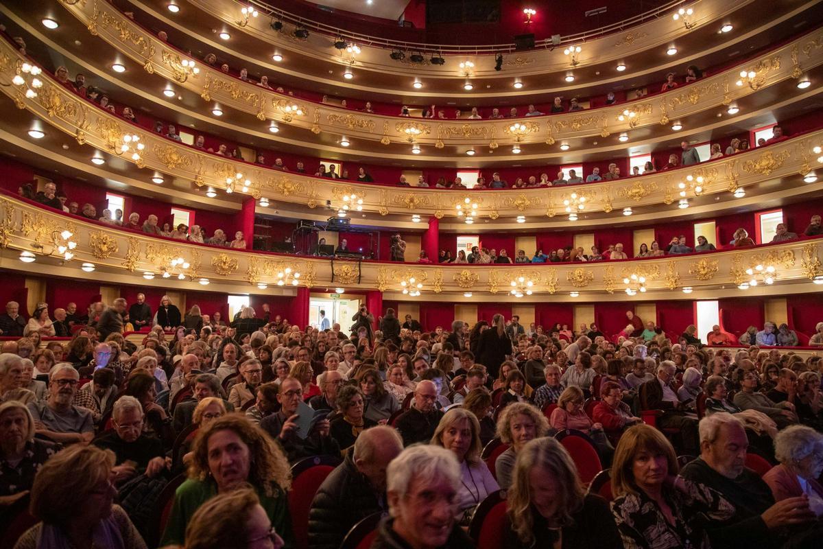 Público en el Teatre Principal de Palma.