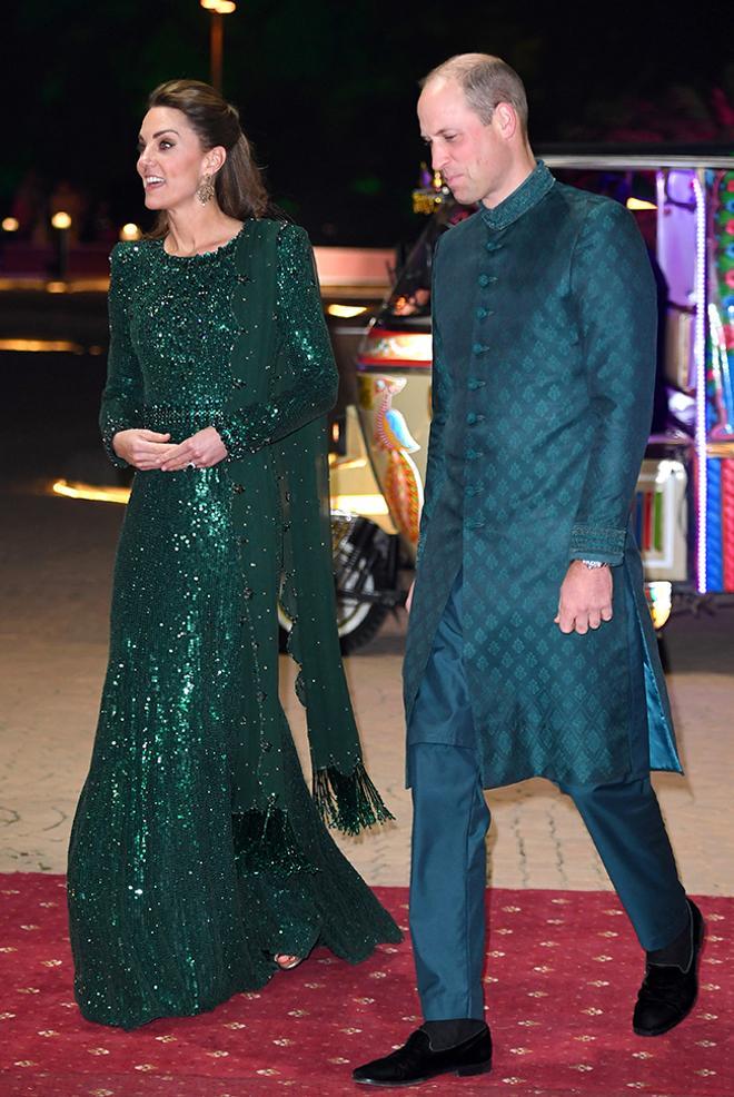 Kate Middleton y el príncipe Guillermo luciendo sendos trajes de inspiración pakistani