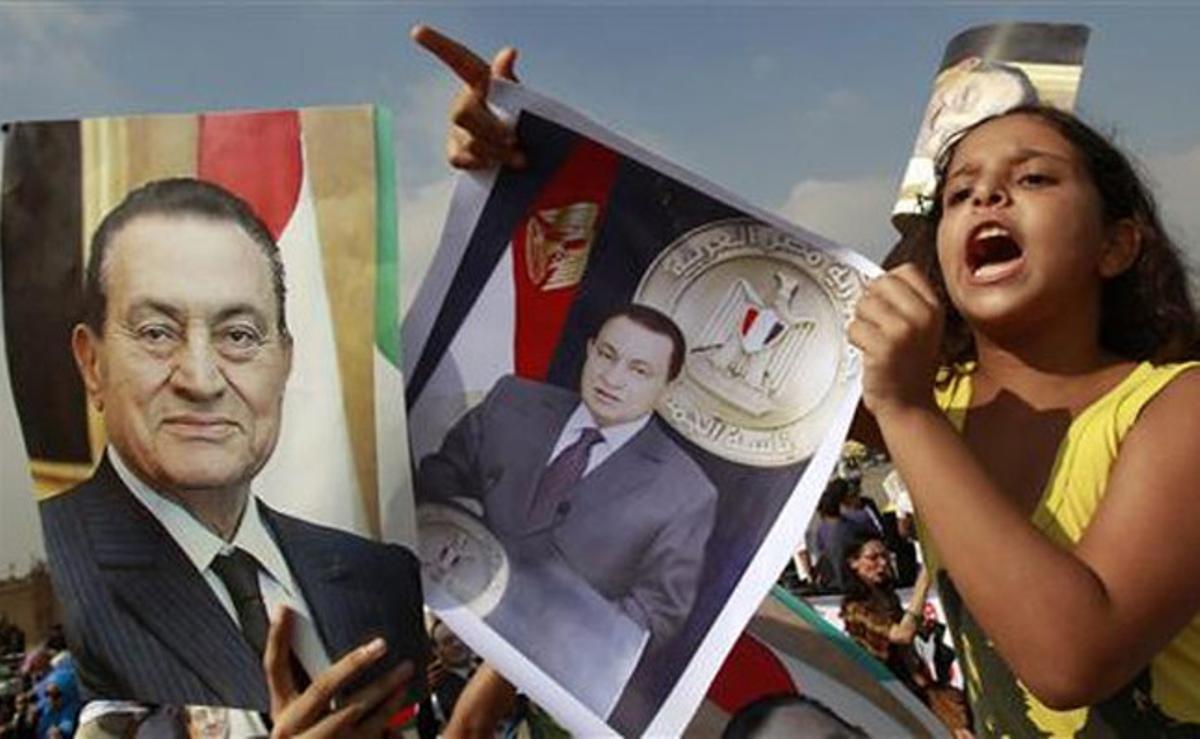 Una dona es manifesta a la sortida dels jutjats on se celebra l’audiència contra l’expresident Hosni Mubàrak , al Caire (Egipte).