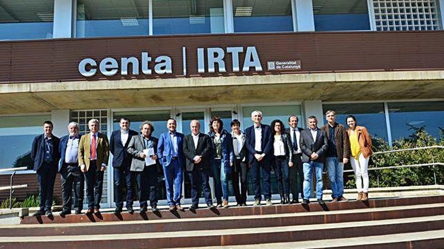 Fotografia de grup de l&#039;acte a l&#039;IRTA de Monells.