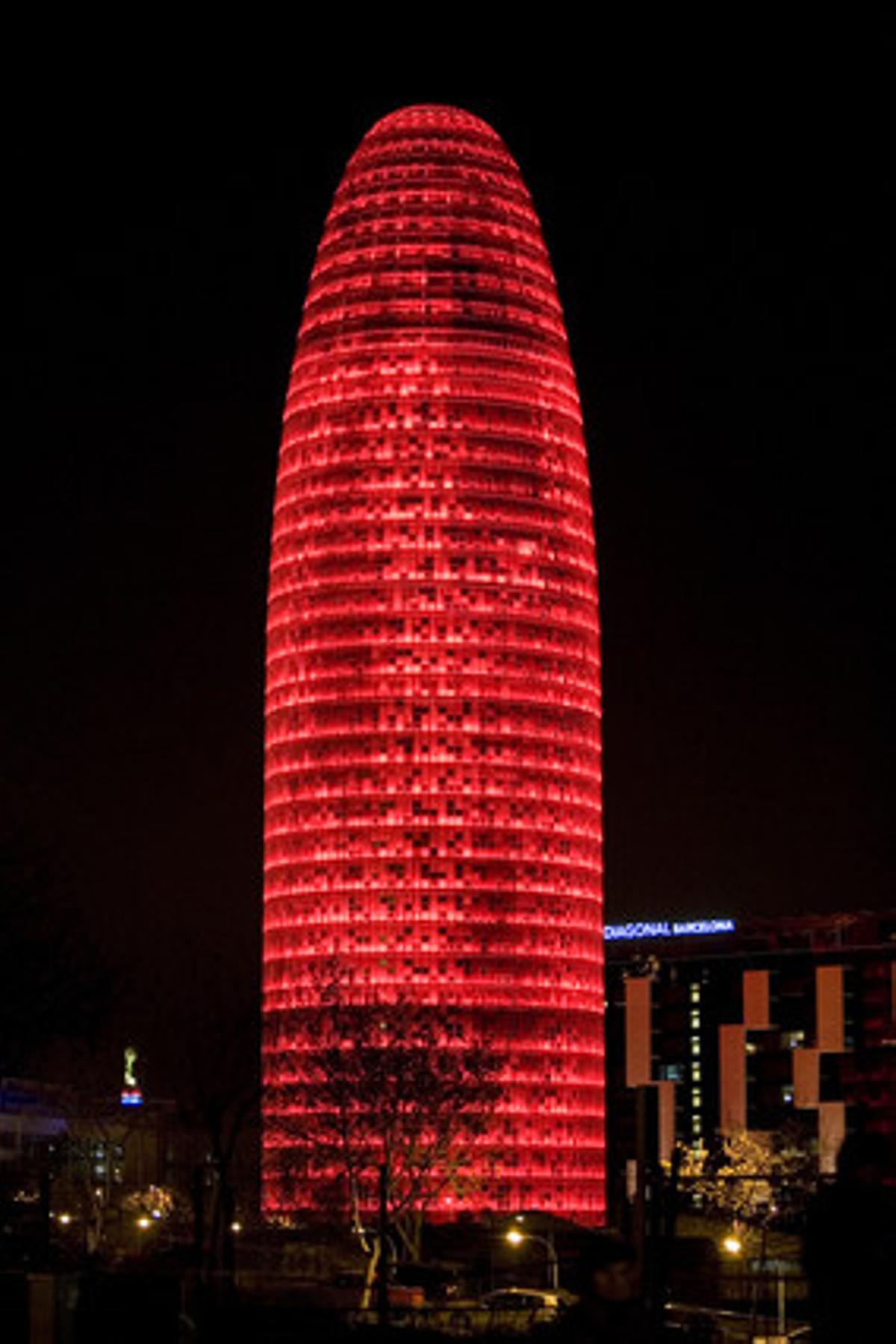 La Torre Agbar iluminada de color rojo en motivo del día mundial de la lucha contra el sida