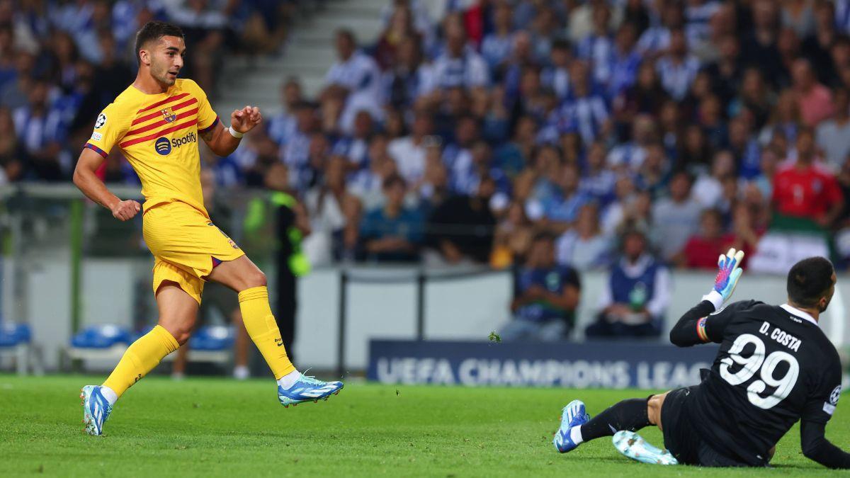 Ferran Torres certificó con este remate la victoria del Barça en Oporto