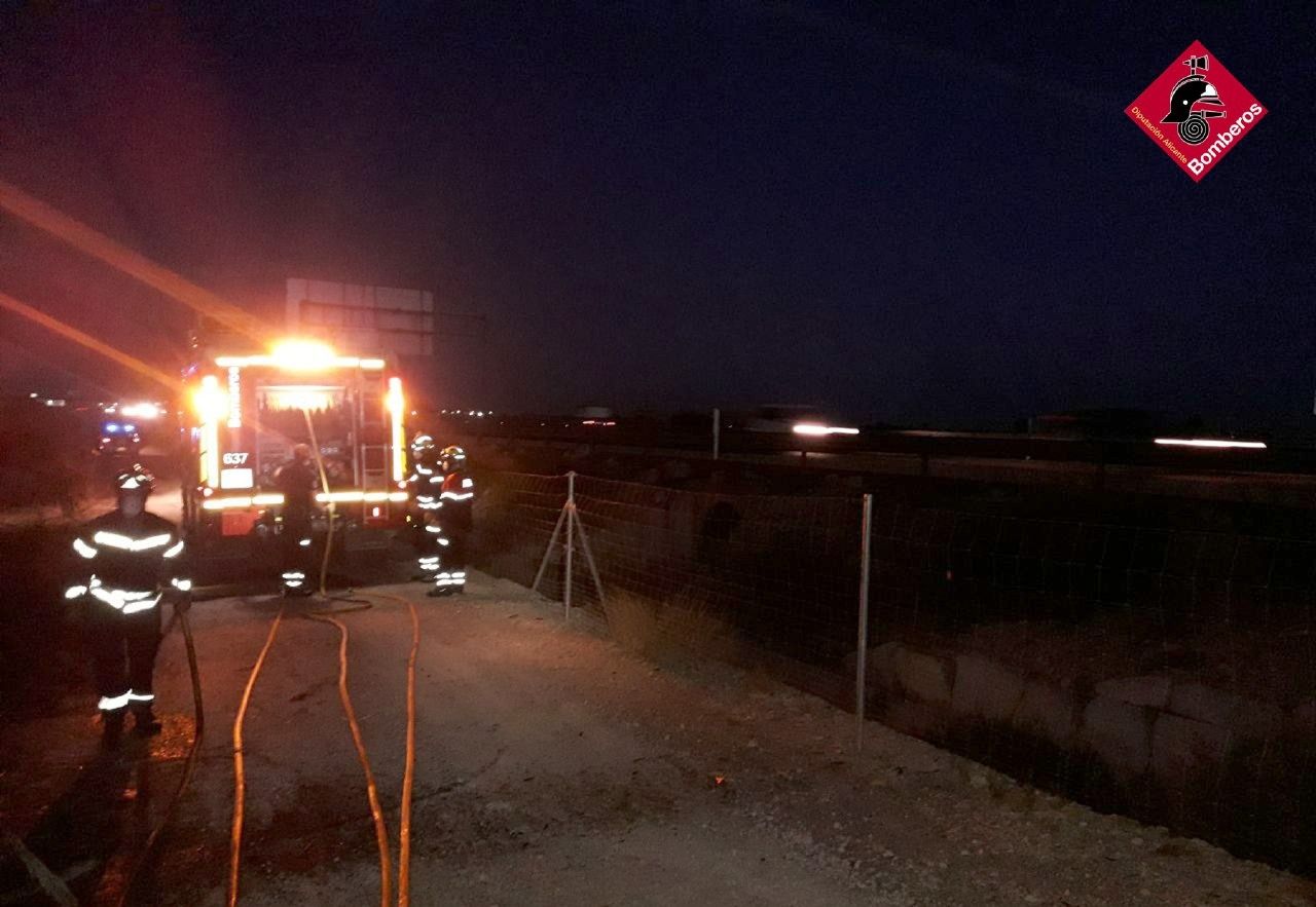 Los bomberos sofocan un incendio junto a la A-7 a la altura de Orihuela