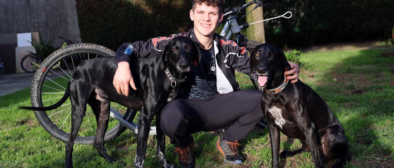 Jacobo Corbacho junto a sus dos perros Asgard y Valor