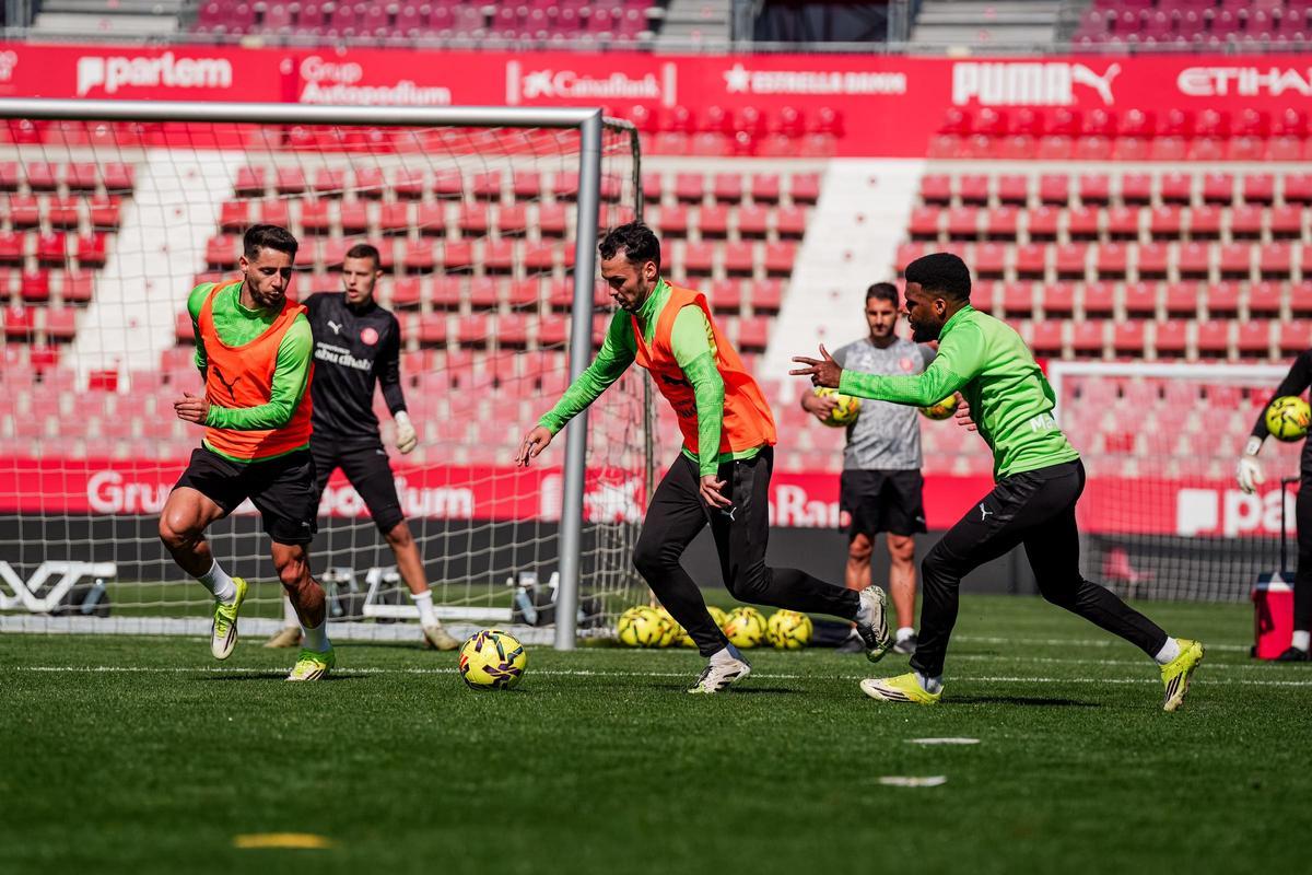 Arnau s’emporta la pilota en un exercici de l’entrenament d’ahir a Montilivi.