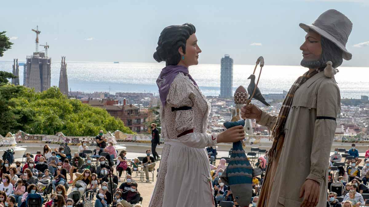 Baile de gigantes en el parque Güell, en la Mercè del 2020.