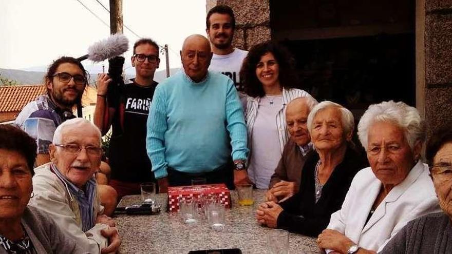 Participantes en el documental, con el equipo de grabación y la alcaldesa.