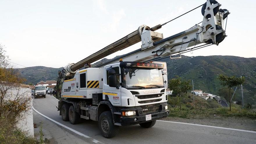 Llegada del camión con la máquina para excavar el túnel verticual.