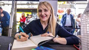 Desirée de Fez firma un ejemplar de No la dejes sola