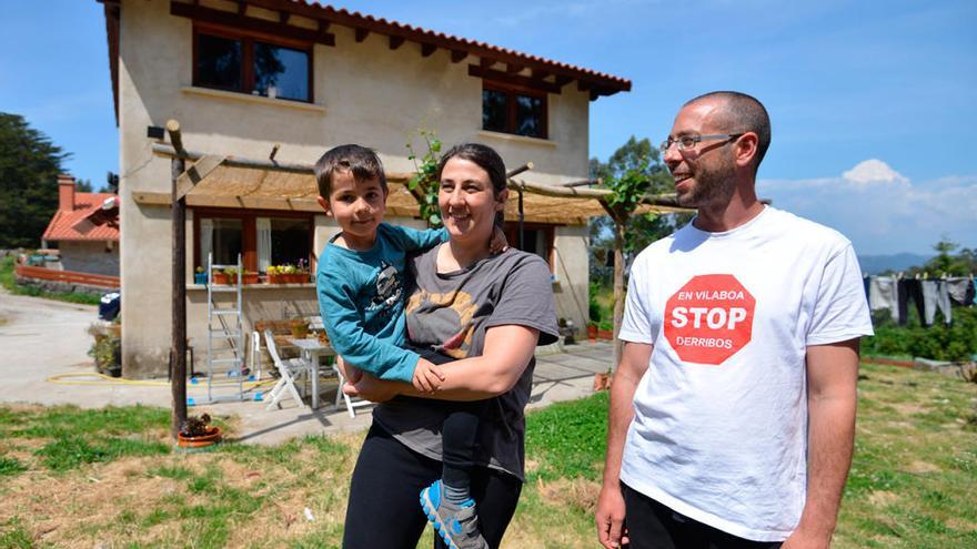 Esther Mariño y Uxío con su hijo, ante su casa, a la espera del fallo judicial // G. Santos