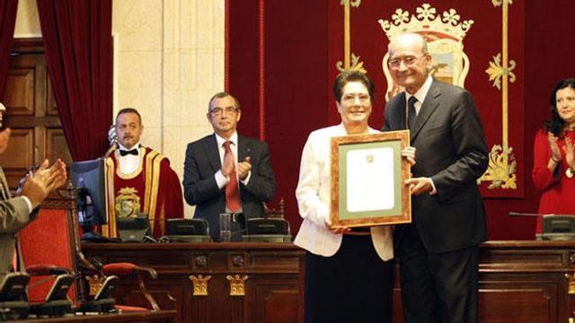 Carmen Estrella, directora del colegio, recogió ayer el reconocimiento que le fue entregado por el alcalde, Francisco de la Torre.
