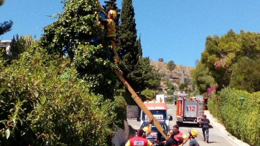 Los bomberos rescatan a un trabajador que se había quedado colgando de un poste de telefonía en Xàbia