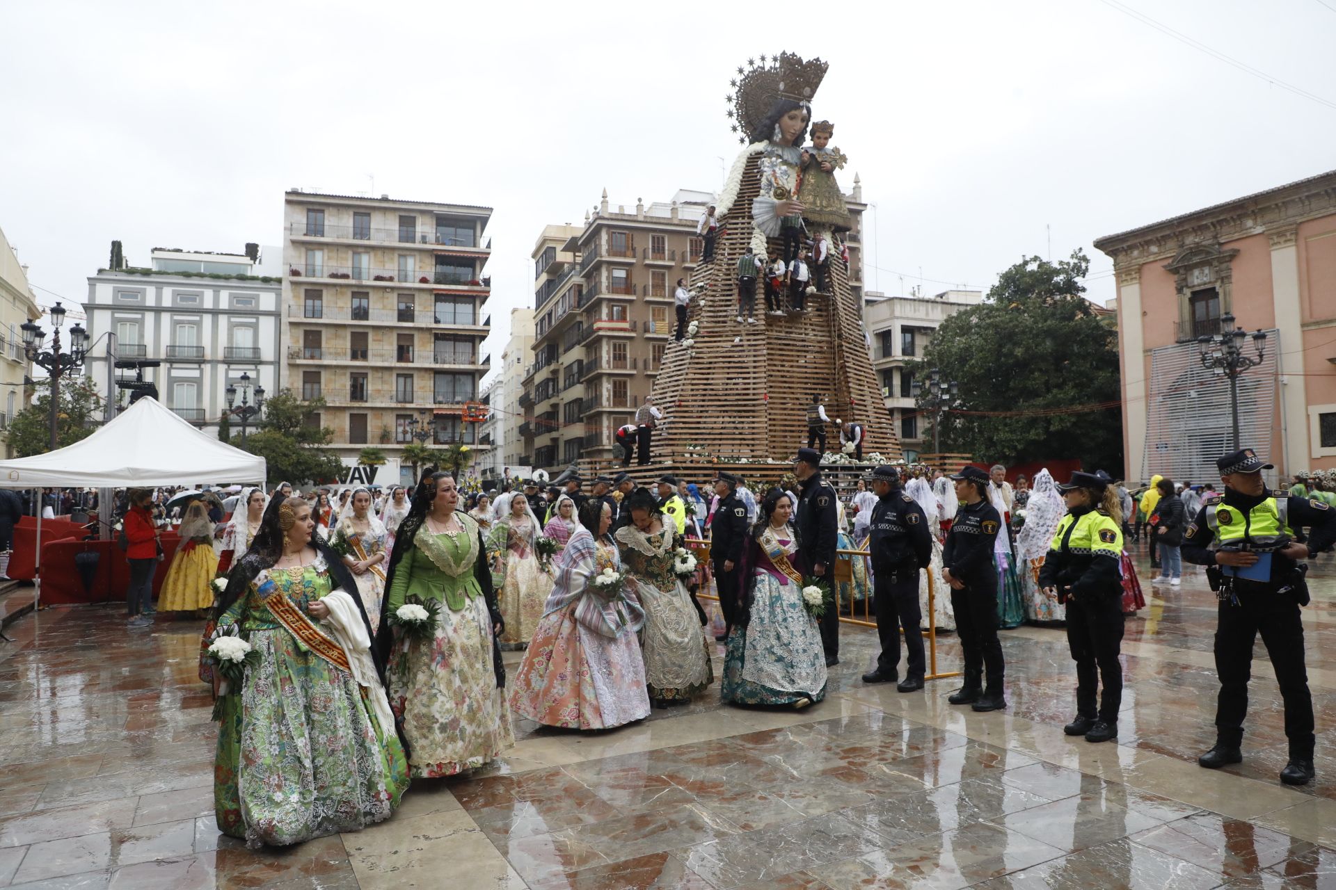 Búscate en el primer día de ofrenda por la calle de Quart (entre las 17:00 a las 18:00 horas)