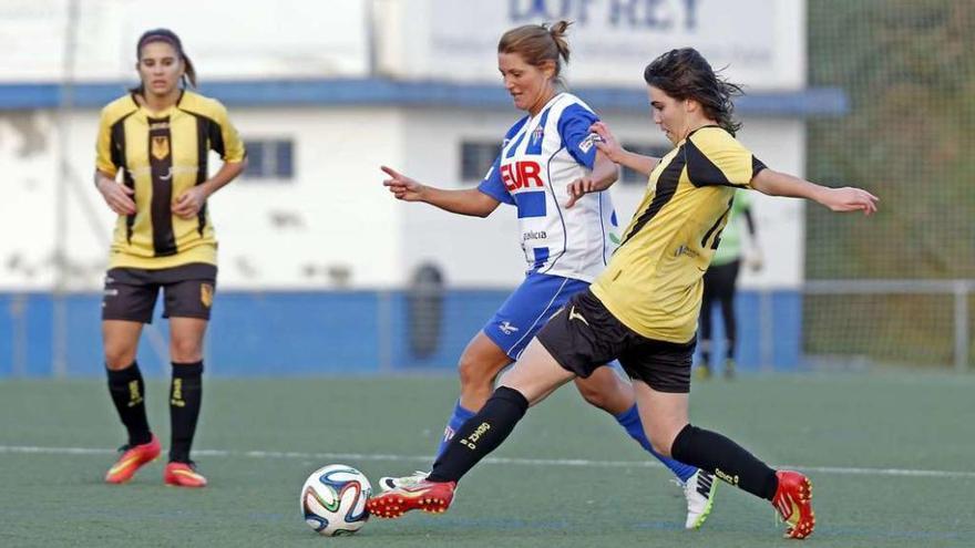 Una jugadora del Orzán disputa un balón a una rival.