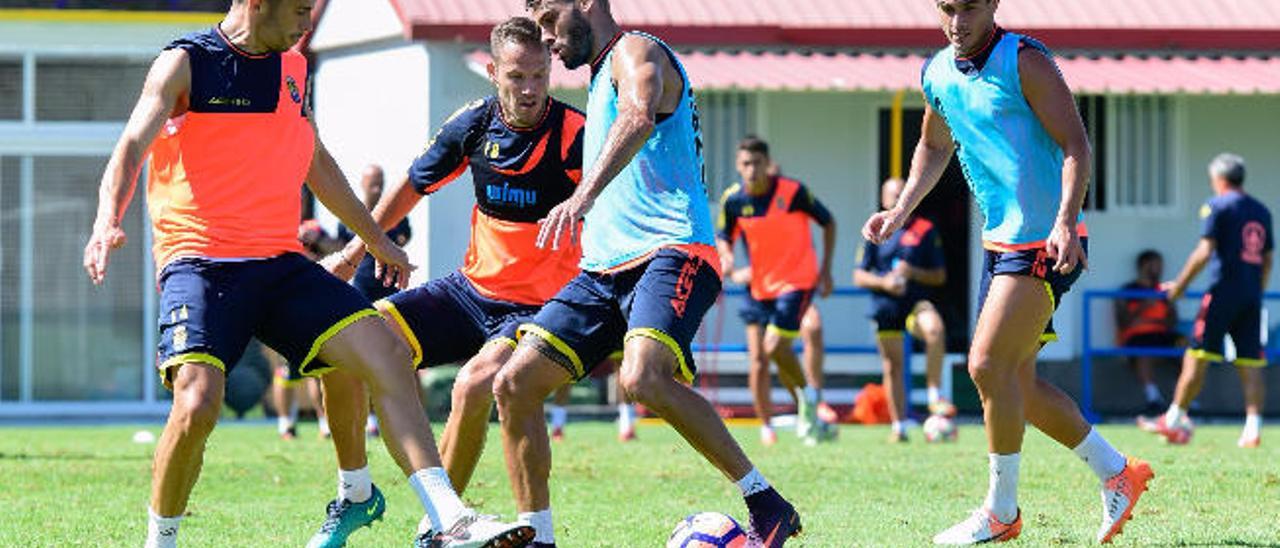 Tyronne del Pino controla el esférico, ante la presión de Javi Castellano y Hernán, inéditos en Liga. Detrás, Asdrúbal Padrón. Y al fondo, Quique Setién (d).