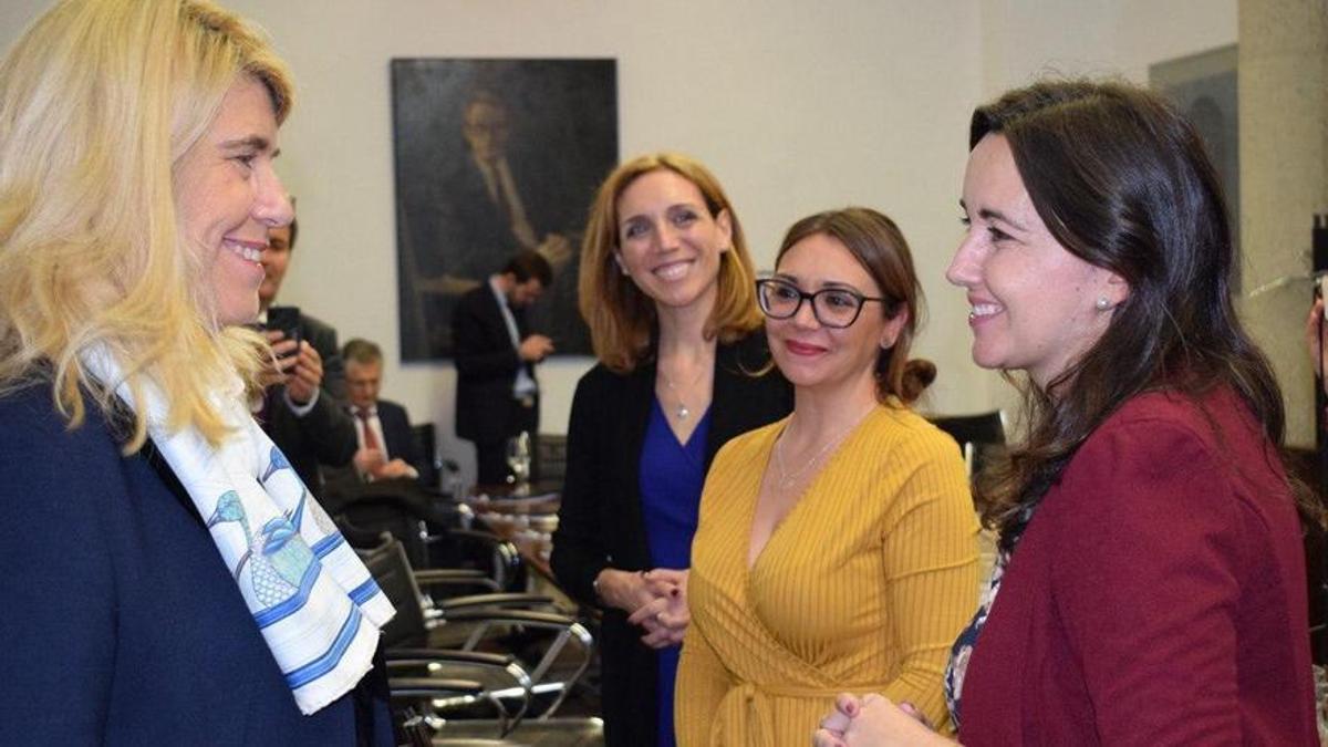 La ministra de Administración Local y Asuntos Rurales de Francia, Dominique Faure,en su encuentron con alcaldesa españoles esta semana en la FEMP.