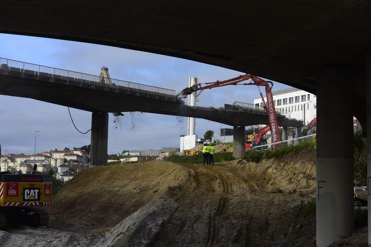 Derribo del viaducto de acceso al Chuac con el corte de tráfico en A Pasaxe Derribo del viaducto de acceso al Chuac con el corte de tráfico en A Pasaxe