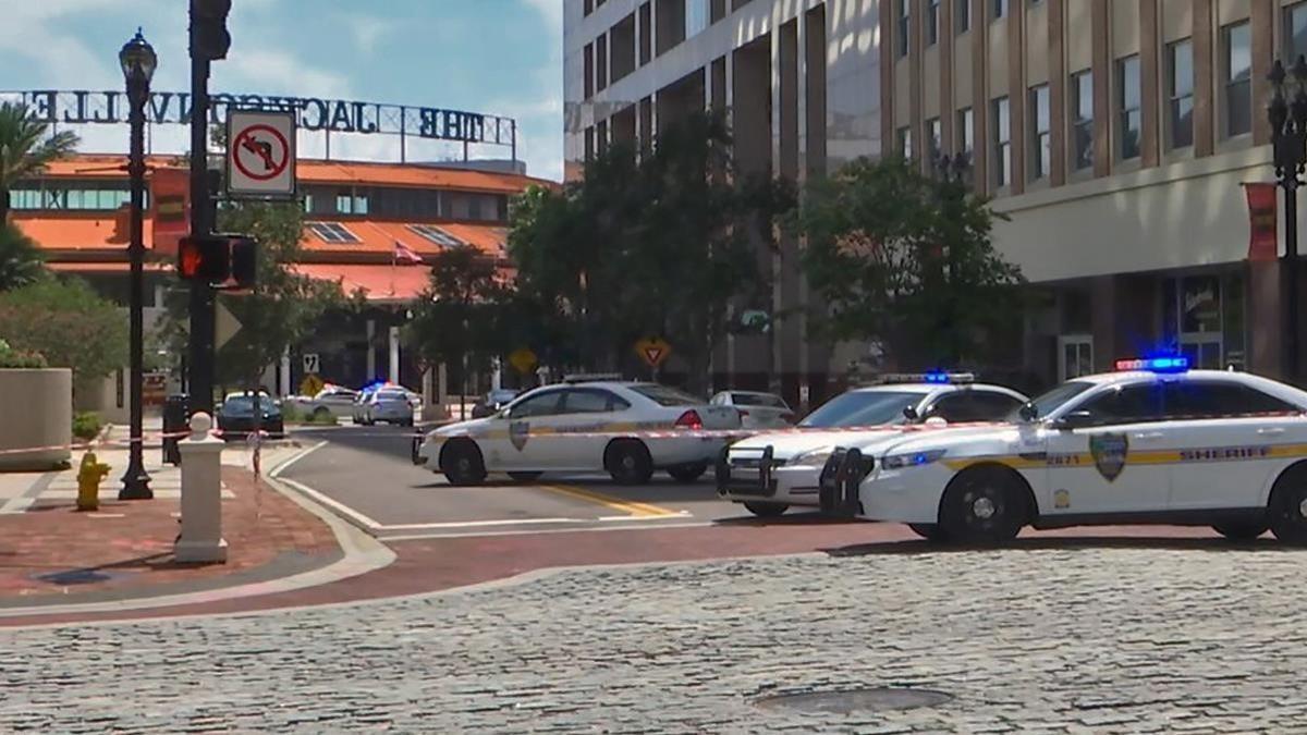 Coches de policía cerca de la zona del tiroteo en Jacksonville