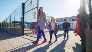 Ana Enrique y su hija Noa salen de la escuela Montigalà, en Badalona.