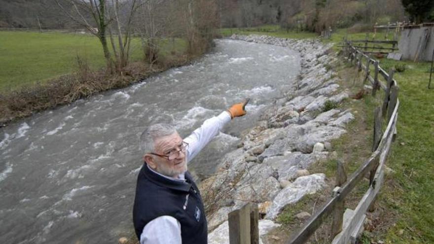 Roberto Castañón señala la zona del río que afecta a su propiedad.