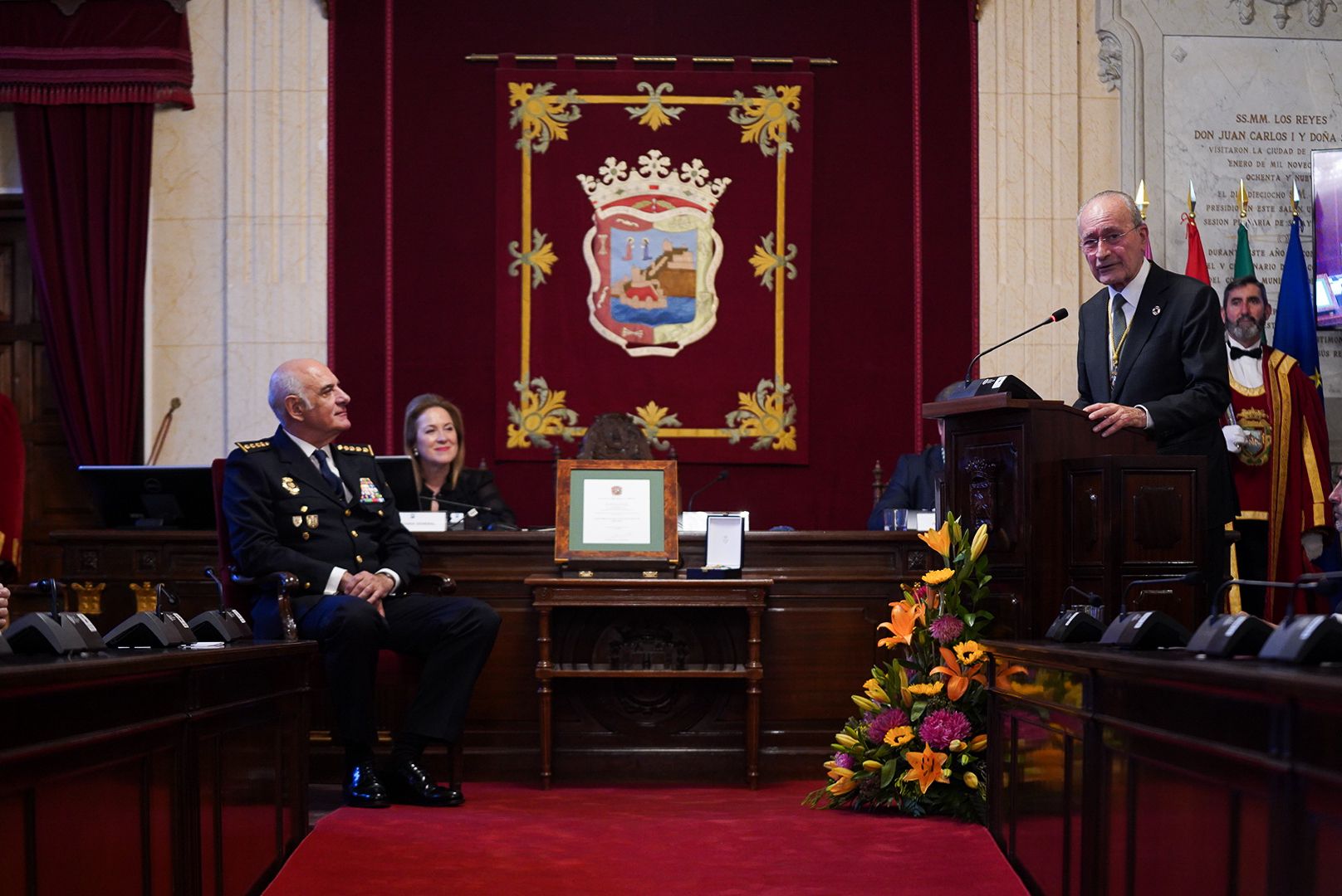 La Policía Nacional recibe la Medalla de la Ciudad y el nombramiento de Hija Adoptiva de Málaga.
