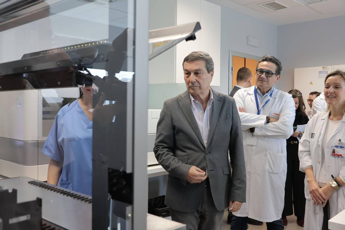 VALENCIA. VLC. El conseller de Sanidad Marciano Gómez visita en la Fe el nuevo secuenciador de genoma de alta capacidad. ( Fotos cedidas por La Fe )