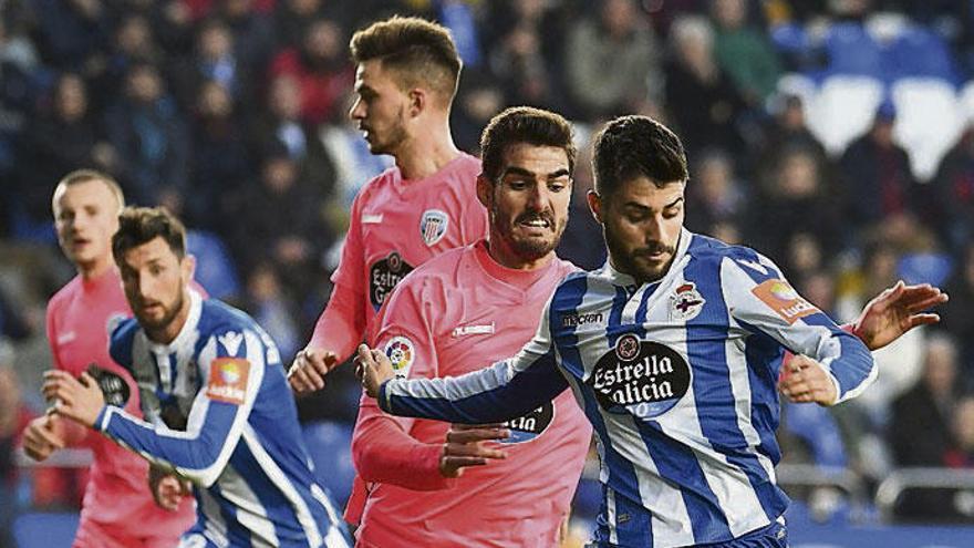 Carles Gil con el balón en el partido disputado contra el Lugo en Riazor.